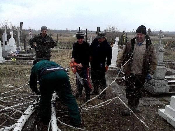 На Волині прибирають кладовища до Пасхи. ФОТО