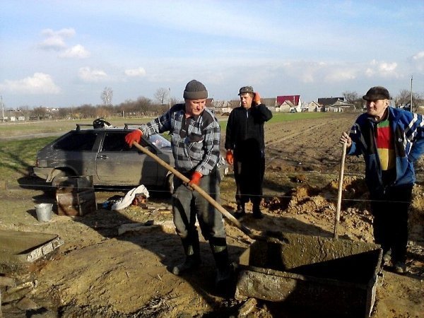 На Волині прибирають кладовища до Пасхи. ФОТО