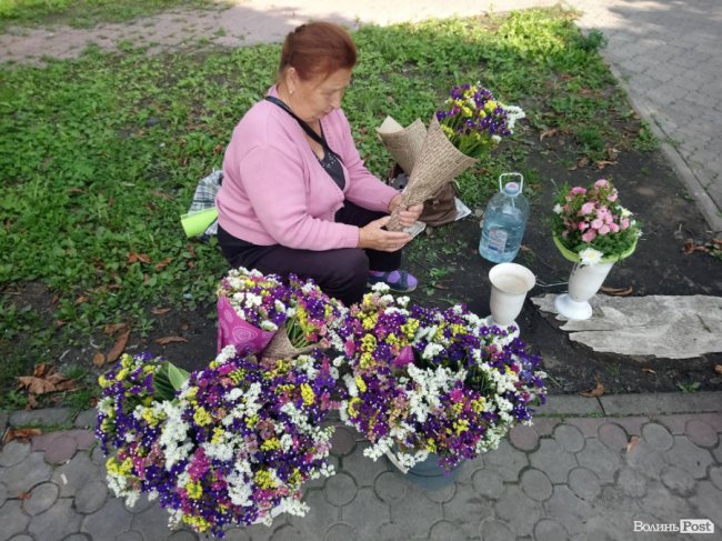 «Квітковий бум» на перший дзвоник: ціни в Луцьку. ФОТО