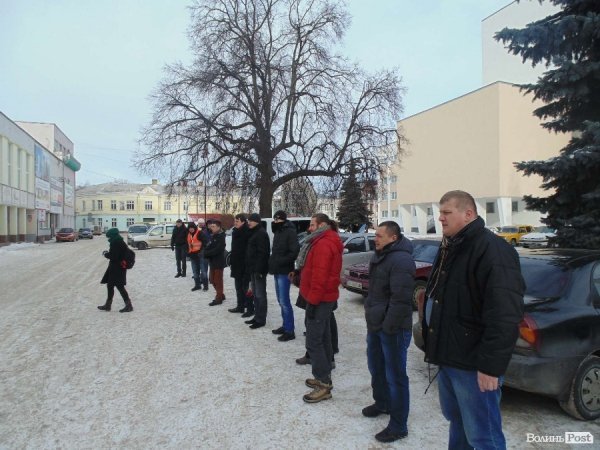 Волинські автомайданівці навідалися до керівників області з «подарунками». ФОТО. ВІДЕО