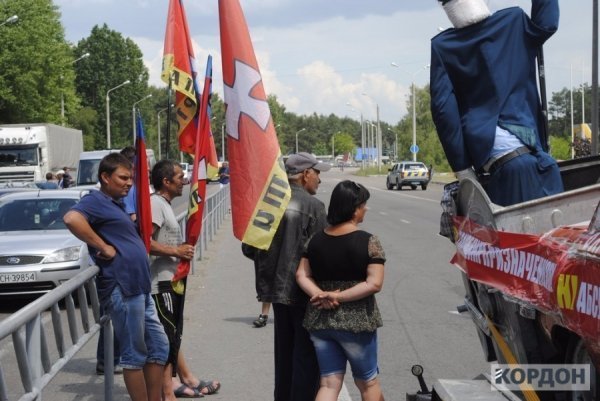 Чергова провокація на Волинській митниці: активісти хотіли спалити «Запорожець». ФОТО