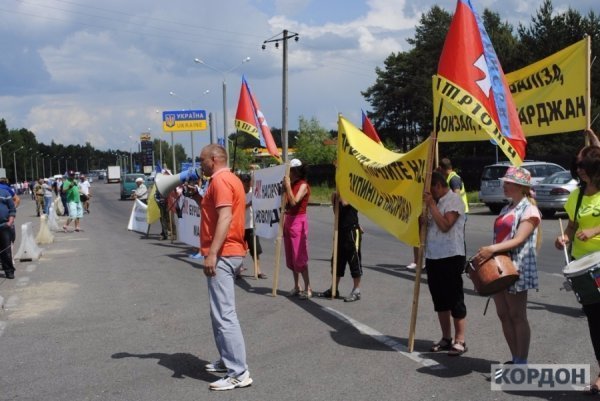 Чергова провокація на Волинській митниці: активісти хотіли спалити «Запорожець». ФОТО
