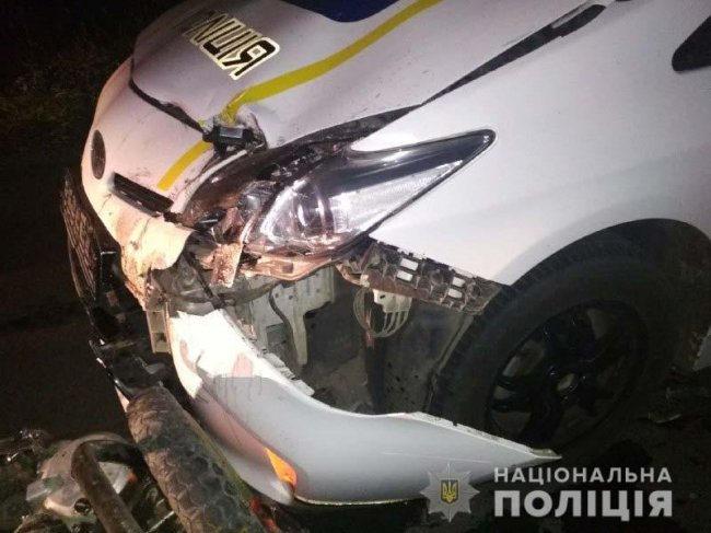 На Рівненщині мотоцикліст врізався у авто поліцейських: травмувалося троє людей