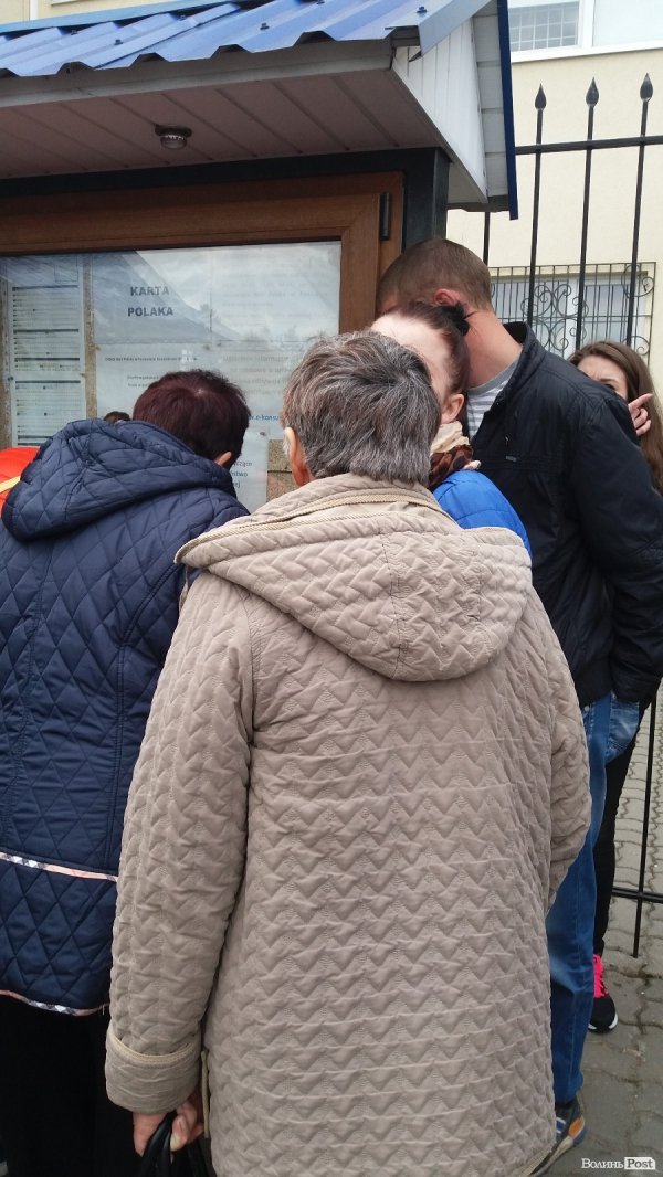 Пікет під польським Консульством у Луцьку. ФОТО