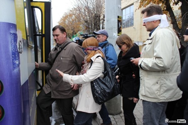 У Луцьку «на ділі» показали, як живеться незрячим. ФОТО