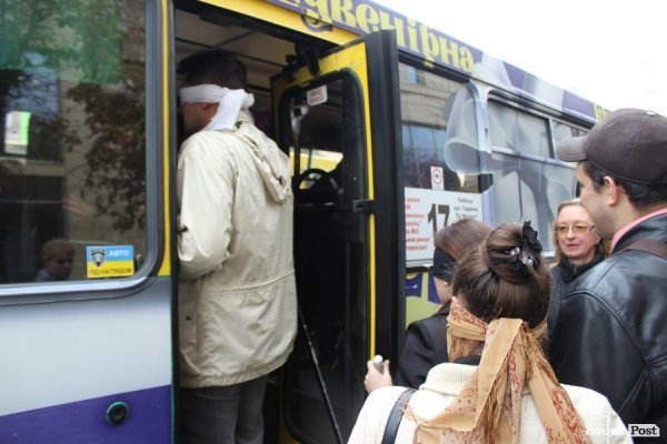 У Луцьку «на ділі» показали, як живеться незрячим. ФОТО
