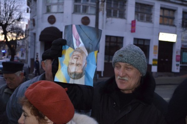 Під прокуратурою Волині - пікет з перевернутими «Януковичами». ФОТО 