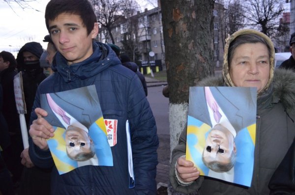 Під прокуратурою Волині - пікет з перевернутими «Януковичами». ФОТО 