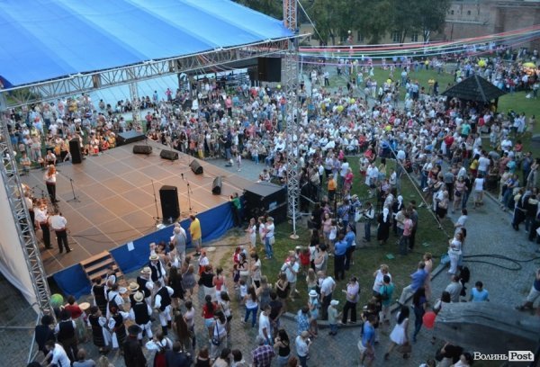 «Поліське літо з фольклором» розпочали у Луцькому замку. ФОТО