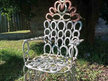 На Волині створили унікальне крісло, викуване з 84 кінських підков 