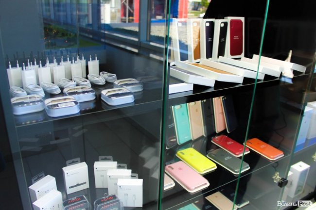 Надійно, сучасно, якісно: у Луцьку відкрили магазин продукції Apple*. ФОТО