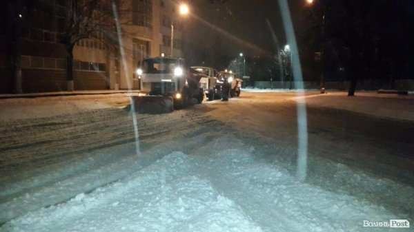 Комунальники розбились на дві групи, в кожній - по три одиниці техніки. Одна працює на пр. Перемоги, інша - на ДПЗ