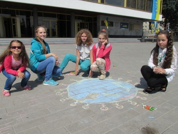 Луцькі діти малювали «мир». ФОТО