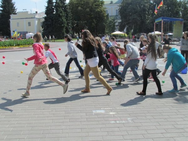 Луцькі діти малювали «мир». ФОТО