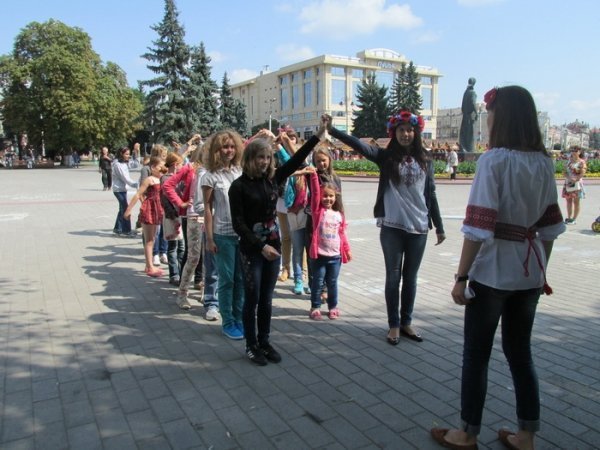 Луцькі діти малювали «мир». ФОТО