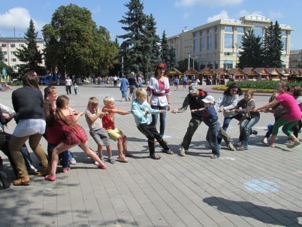 Луцькі діти малювали «мир». ФОТО