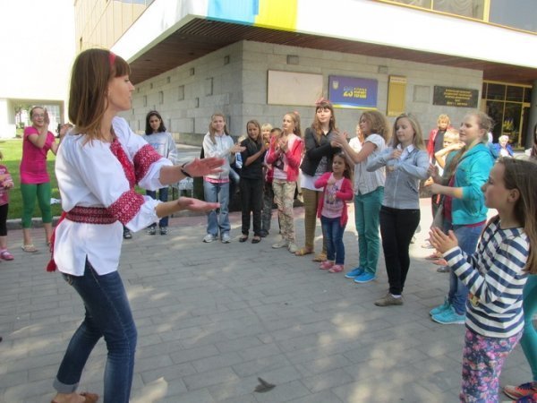Луцькі діти малювали «мир». ФОТО