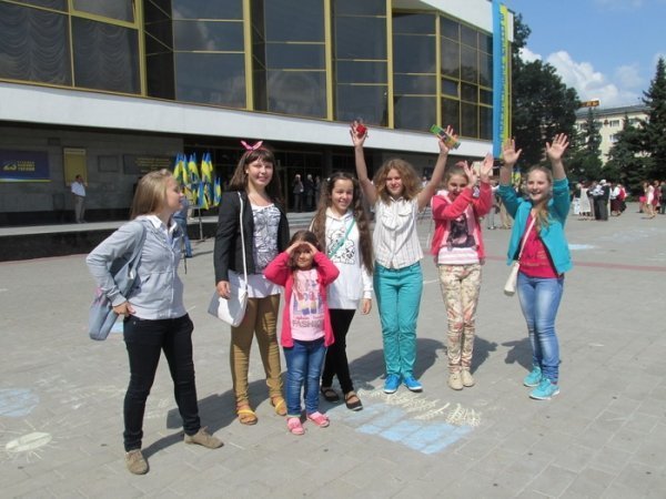 Луцькі діти малювали «мир». ФОТО