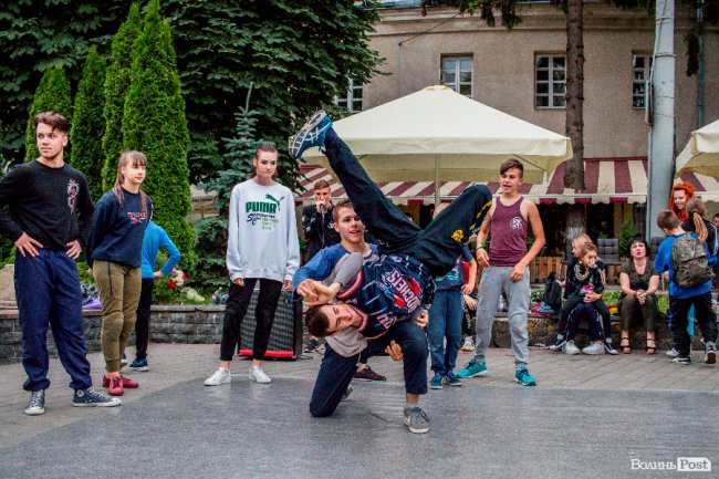 Яскраво, повітряно, незабутньо: фінальний день фестивалю «Aerosfera» у Луцьку. ФОТО