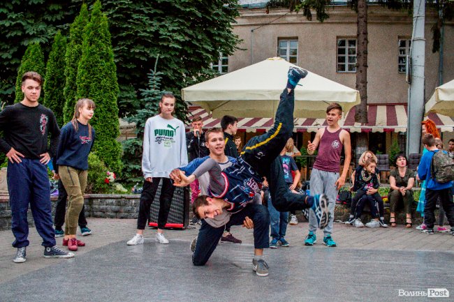Яскраво, повітряно, незабутньо: фінальний день фестивалю «Aerosfera» у Луцьку. ФОТО
