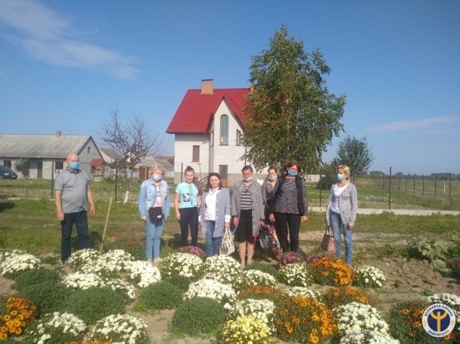 Родина з Волині вирощує 80 сортів хризантем. ФОТО