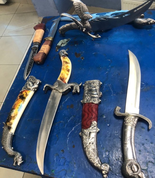 Через «Ягодин» іноземець намагався провезти холодну зброю, ікони Богоматері та медалі із нацистською символікою