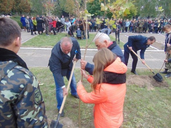 У Луцьку школярі висадили калинову алею. ФОТО