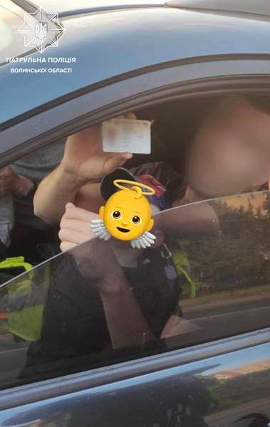 У  Луцьку патрульні зупинили водія, який керував авто з малюком на руках