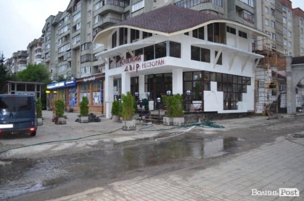 У Луцьку після зливи провалився асфальт. ФОТО 