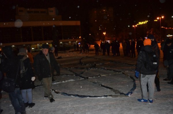 У центрі Луцька на честь Героїв Крут палав тризуб. ФОТО. ВІДЕО