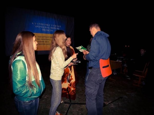 Як «бандерштатівці» дивились фільми під нічним небом. ФОТО