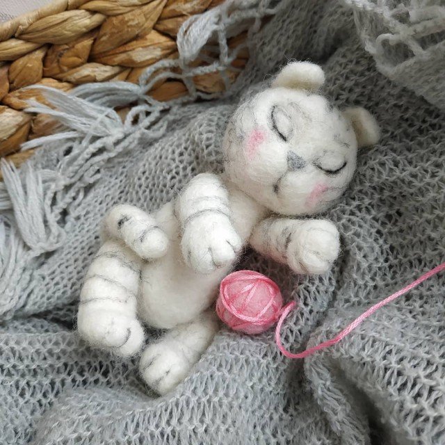 «Схоже на шаманство із лялькою вуду»: лучанка в декреті створює дивовижні іграшки із вовни. ФОТО