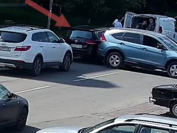 У Луцьку водійка в'їхала в припаркованне авто та втекла. ВІДЕО