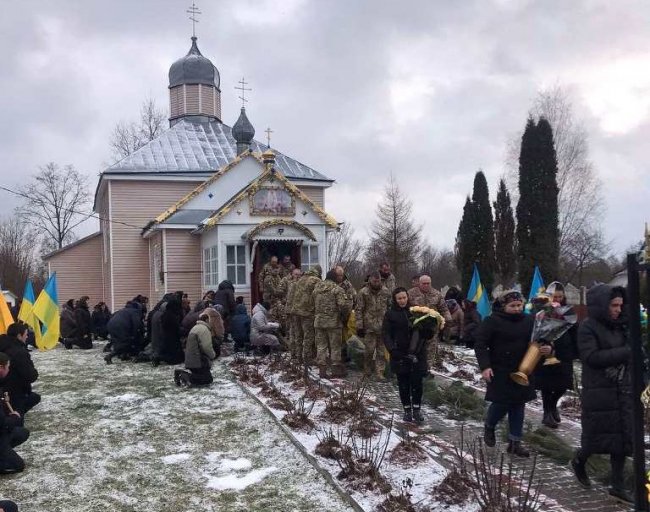 На Волині провели в останню путь полеглого під Авдіївкою Героя