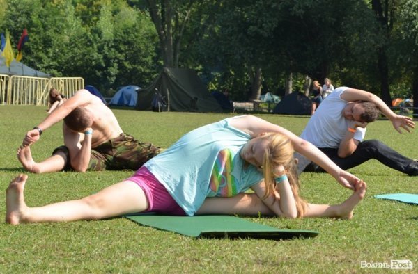 Ранок на «Бандерштаті» почався з йоги. ФОТО 