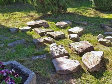 У Луцьку під час реконструкції будинку знайшли фрагменти надгробків з єврейських поховань