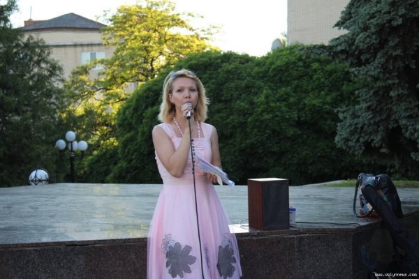 У центрі Луцька біля фонтану читали вірші. ФОТО. ВІДЕО