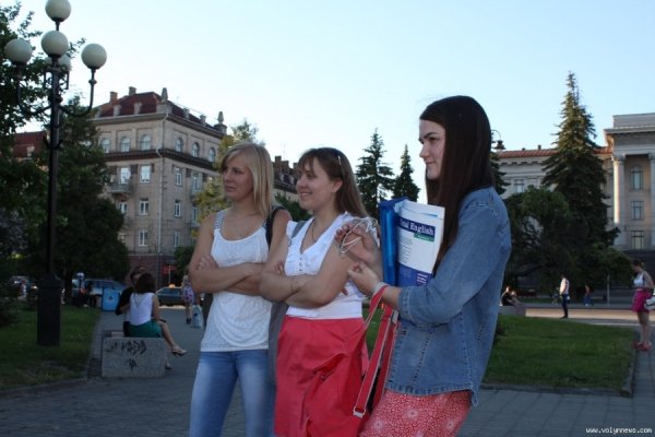 У центрі Луцька біля фонтану читали вірші. ФОТО. ВІДЕО