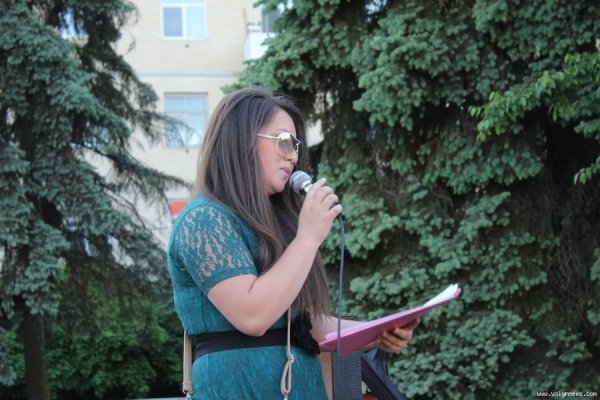 У центрі Луцька біля фонтану читали вірші. ФОТО. ВІДЕО
