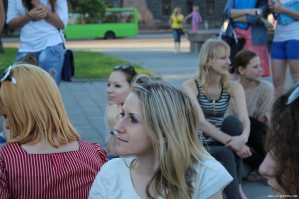 У центрі Луцька біля фонтану читали вірші. ФОТО. ВІДЕО