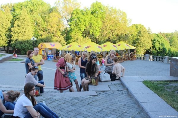 У центрі Луцька біля фонтану читали вірші. ФОТО. ВІДЕО