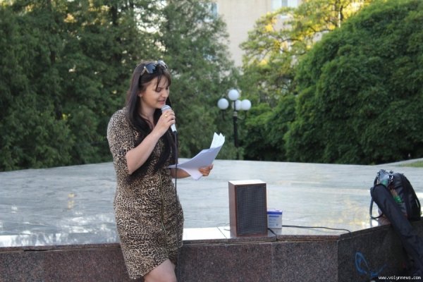 У центрі Луцька біля фонтану читали вірші. ФОТО. ВІДЕО