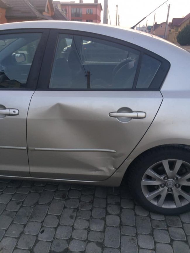 Шукають свідків: лучанину пом’яли машину, яка стояла на парковці. ФОТО