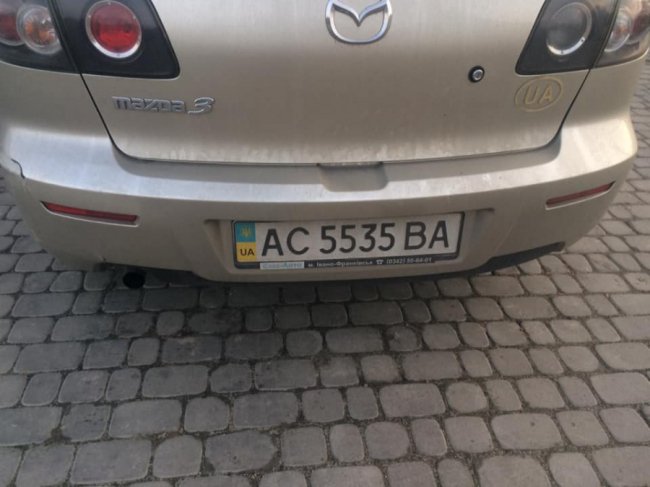 Шукають свідків: лучанину пом’яли машину, яка стояла на парковці. ФОТО