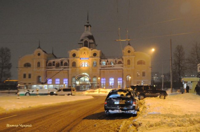 Передсвятковий вечір у засніженому Луцьку. ФОТО