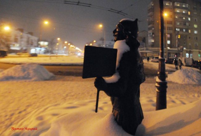 Передсвятковий вечір у засніженому Луцьку. ФОТО