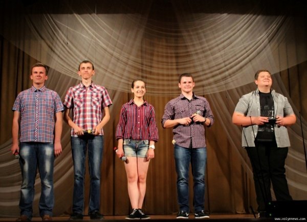 У Луцьку під час КВНу думали, як використати пластиковий диплом. ФОТО