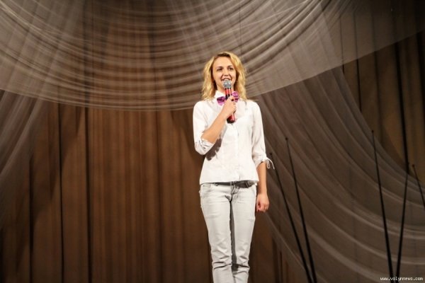 У Луцьку під час КВНу думали, як використати пластиковий диплом. ФОТО