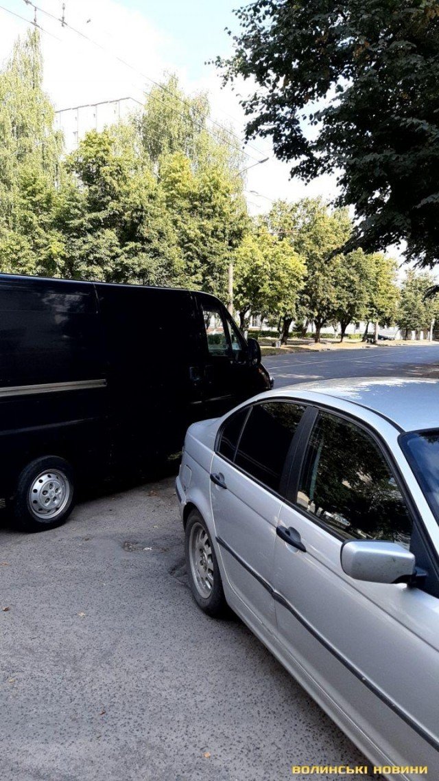 У Луцьку зіткнулися BMW та мікроавтобус. ФОТО