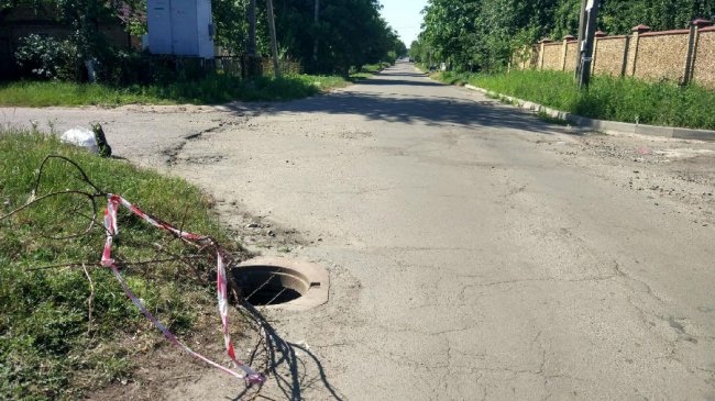 «Віз і нині там»: у Луцьку не закривають каналізаційні люки. ФОТО